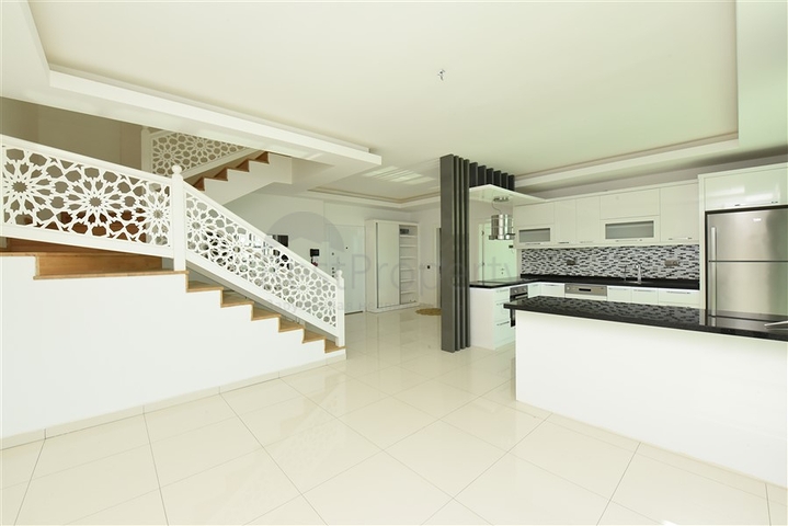 اطلالة بحر - دوبلكس فاخرة 4 غرف وصالة -في توسمور / الانيا 