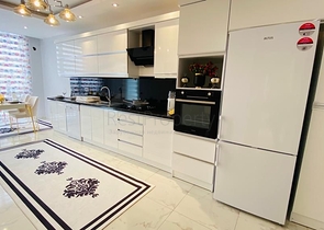 شقة 3 غرف وصالة واسعة -مطبخ منفصل - ضمن مجمع حديث - في محمودلار / الانيا 