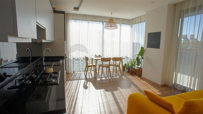 اطلالة بحر - شقة غرفة وصالة مفروشة -مجمع فاخر -في محمودلار/ الانيا