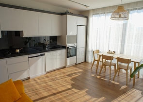 اطلالة بحر - شقة غرفة وصالة مفروشة -مجمع فاخر -في محمودلار/ الانيا