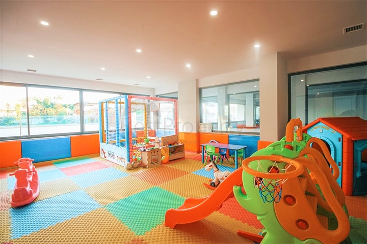 شقة على البحر مباشرة -مجمع حديث - في محمودلار / الانيا 