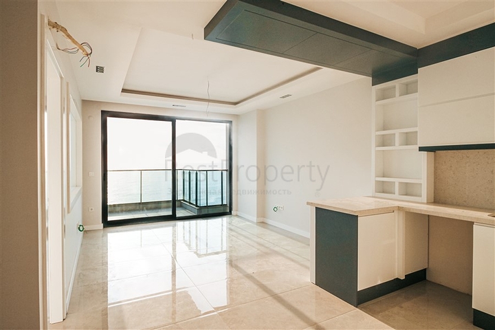 شقة على البحر مباشرة -مجمع حديث - في محمودلار / الانيا 