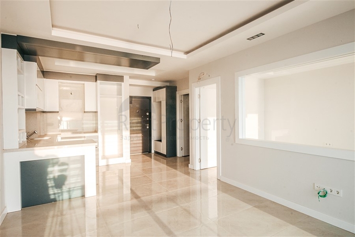 شقة على البحر مباشرة -مجمع حديث - في محمودلار / الانيا 