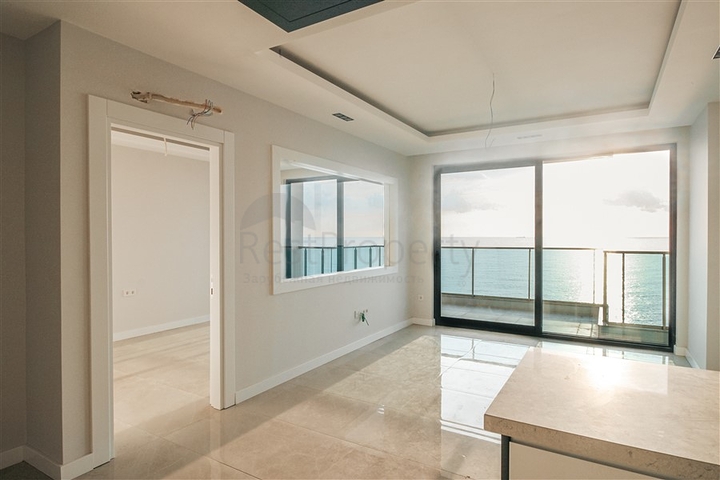 شقة على البحر مباشرة -مجمع حديث - في محمودلار / الانيا 