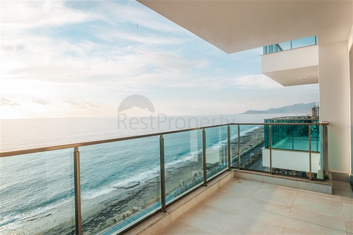 شقة على البحر مباشرة -مجمع حديث - في محمودلار / الانيا 