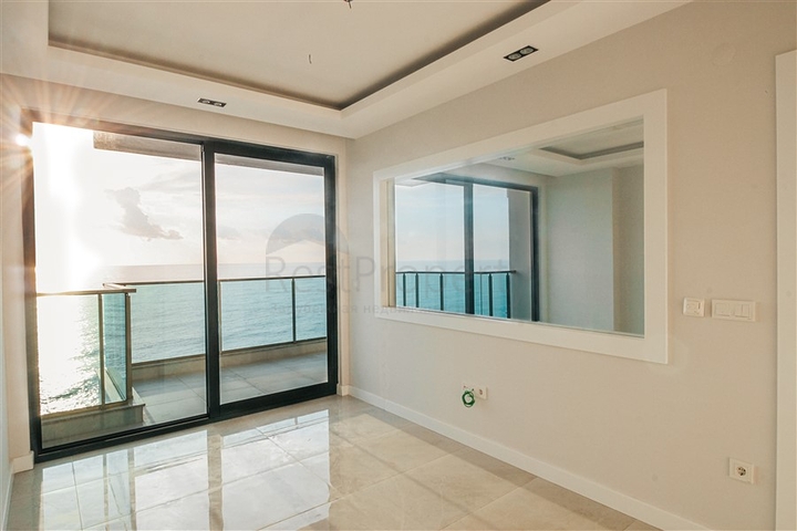 شقة على البحر مباشرة -مجمع حديث - في محمودلار / الانيا 