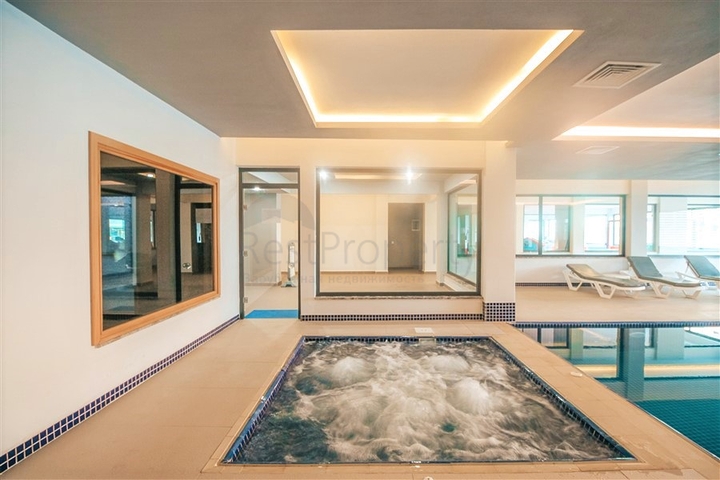 شقة على البحر مباشرة -مجمع حديث - في محمودلار / الانيا 