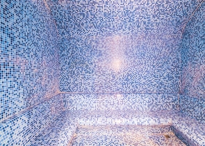 شقة على البحر مباشرة -مجمع حديث - في محمودلار / الانيا 