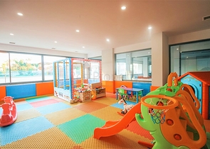 شقة على البحر مباشرة -مجمع حديث - في محمودلار / الانيا 