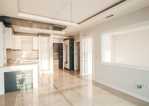 شقة على البحر مباشرة -مجمع حديث - في محمودلار / الانيا 