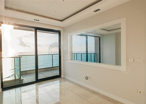 شقة على البحر مباشرة -مجمع حديث - في محمودلار / الانيا 