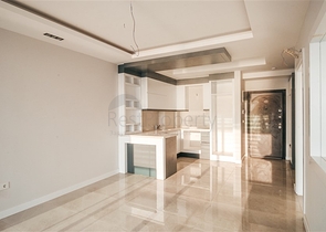 شقة على البحر مباشرة -مجمع حديث - في محمودلار / الانيا 