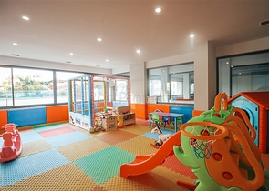 اطلالة بحر مباشرة - شقة غرفة وصالة مفروشة - مجمع حديث - في محمودلار / الانيا 