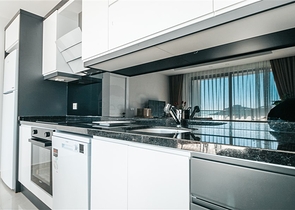 اطلالة بحر مباشرة - شقة غرفة وصالة مفروشة - مجمع حديث - في محمودلار / الانيا 