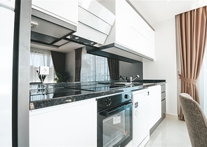 اطلالة بحر مباشرة - شقة غرفة وصالة مفروشة - مجمع حديث - في محمودلار / الانيا 