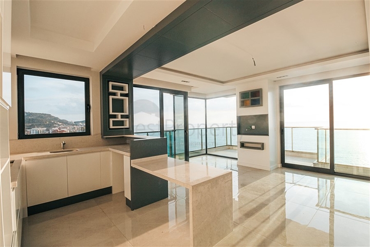 اطلالة بحر مباشرة -شقة غرفتين وصالة ضمن مجمع فاخر -في محمودلار/ الانيا 