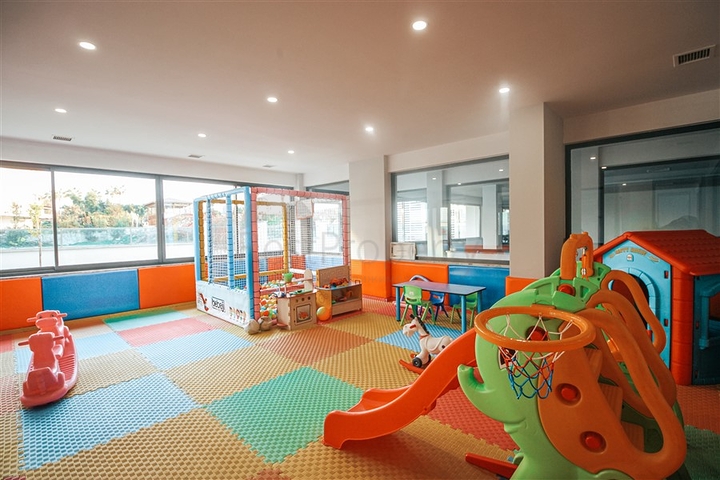 اطلالة بحر مباشرة -شقة غرفتين وصالة ضمن مجمع فاخر -في محمودلار/ الانيا 