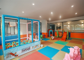 اطلالة بحر مباشرة -شقة غرفتين وصالة ضمن مجمع فاخر -في محمودلار/ الانيا 