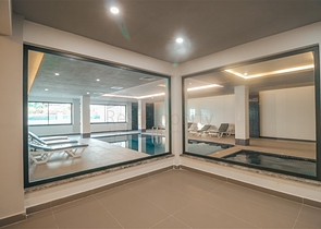 اطلالة بحر مباشرة -شقة غرفتين وصالة ضمن مجمع فاخر -في محمودلار/ الانيا 