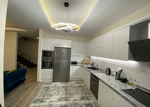 دوبلكس واسعة - ضمن مجمع سكني عائلي في اوبا / الانيا 