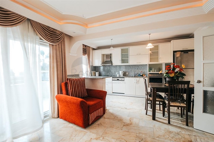 اول صف على البحر - شقة غرفتين وصالة مفروشة -ضمن مجمع سكني -في محمودلار/ الانيا