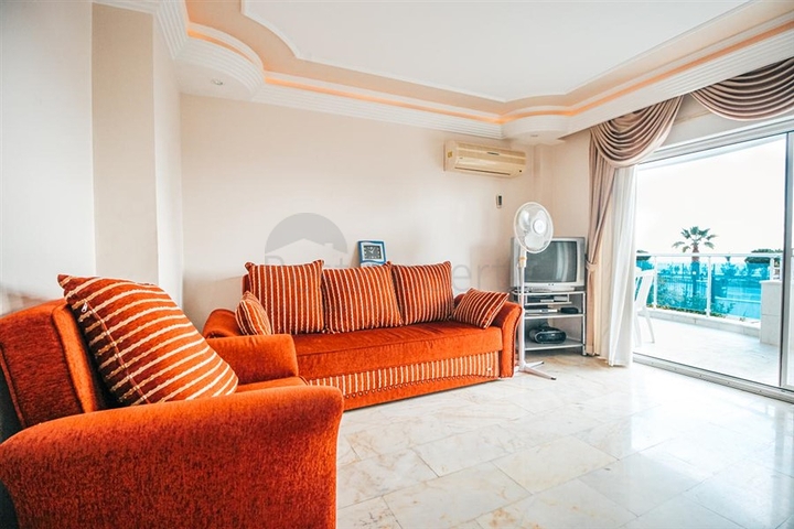 اول صف على البحر - شقة غرفتين وصالة مفروشة -ضمن مجمع سكني -في محمودلار/ الانيا