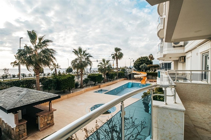 اول صف على البحر - شقة غرفتين وصالة مفروشة -ضمن مجمع سكني -في محمودلار/ الانيا