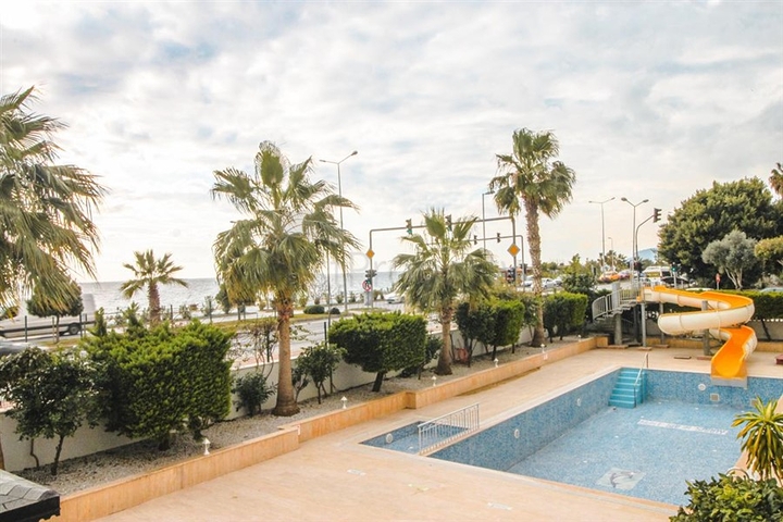 اول صف على البحر - شقة غرفتين وصالة مفروشة -ضمن مجمع سكني -في محمودلار/ الانيا