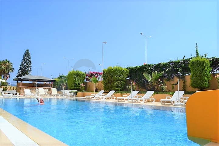 اول صف على البحر - شقة غرفتين وصالة مفروشة -ضمن مجمع سكني -في محمودلار/ الانيا