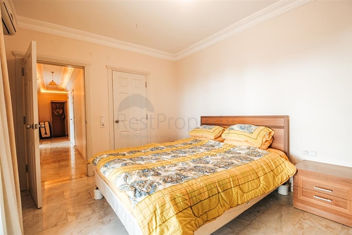 اول صف على البحر - شقة غرفتين وصالة مفروشة -ضمن مجمع سكني -في محمودلار/ الانيا