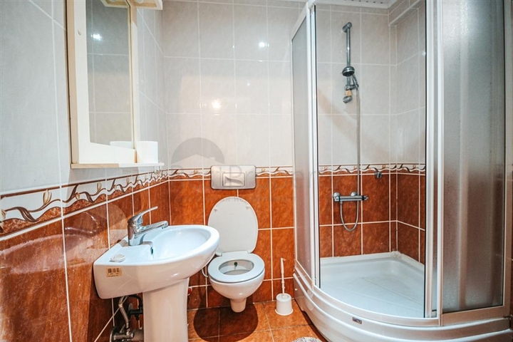 اول صف على البحر - شقة غرفتين وصالة مفروشة -ضمن مجمع سكني -في محمودلار/ الانيا