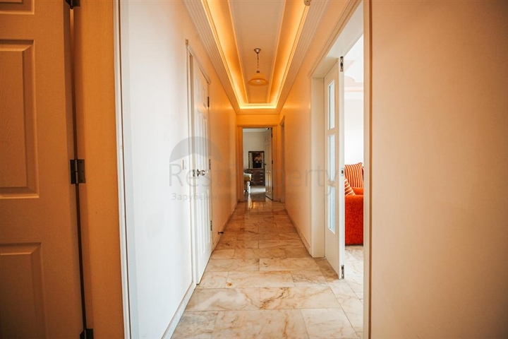 اول صف على البحر - شقة غرفتين وصالة مفروشة -ضمن مجمع سكني -في محمودلار/ الانيا