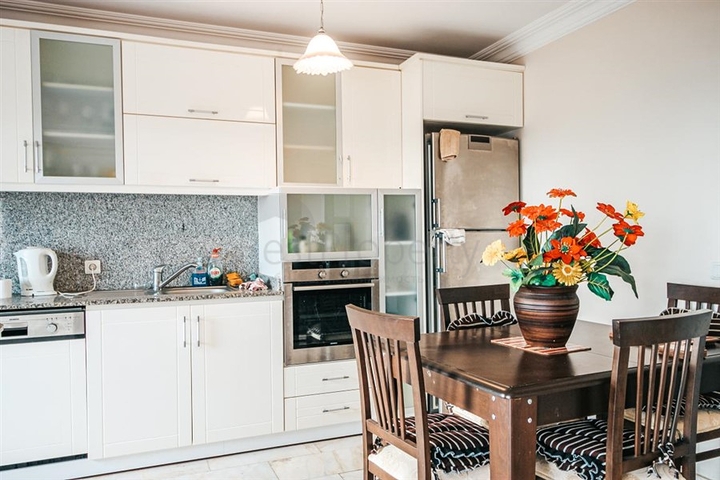 اول صف على البحر - شقة غرفتين وصالة مفروشة -ضمن مجمع سكني -في محمودلار/ الانيا