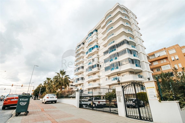 اول صف على البحر - شقة غرفتين وصالة مفروشة -ضمن مجمع سكني -في محمودلار/ الانيا