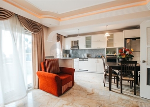 اول صف على البحر - شقة غرفتين وصالة مفروشة -ضمن مجمع سكني -في محمودلار/ الانيا