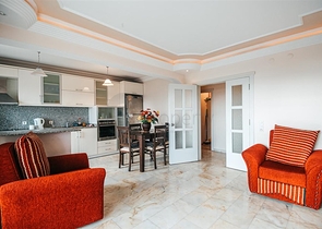 اول صف على البحر - شقة غرفتين وصالة مفروشة -ضمن مجمع سكني -في محمودلار/ الانيا