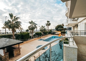 اول صف على البحر - شقة غرفتين وصالة مفروشة -ضمن مجمع سكني -في محمودلار/ الانيا