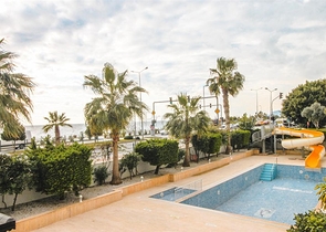 اول صف على البحر - شقة غرفتين وصالة مفروشة -ضمن مجمع سكني -في محمودلار/ الانيا