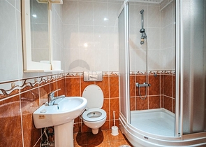 اول صف على البحر - شقة غرفتين وصالة مفروشة -ضمن مجمع سكني -في محمودلار/ الانيا