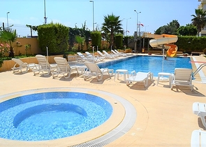 اول صف على البحر - شقة غرفتين وصالة مفروشة -ضمن مجمع سكني -في محمودلار/ الانيا