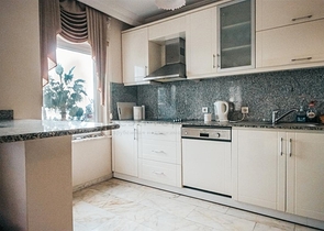 اول صف على البحر - شقة غرفتين وصالة مفروشة -ضمن مجمع سكني -في محمودلار/ الانيا