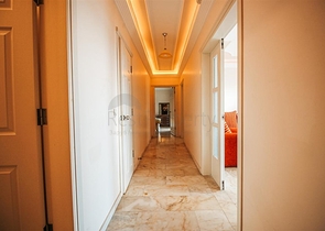 اول صف على البحر - شقة غرفتين وصالة مفروشة -ضمن مجمع سكني -في محمودلار/ الانيا