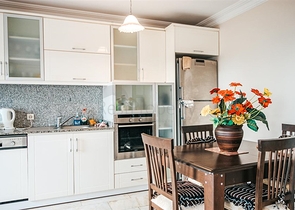 اول صف على البحر - شقة غرفتين وصالة مفروشة -ضمن مجمع سكني -في محمودلار/ الانيا