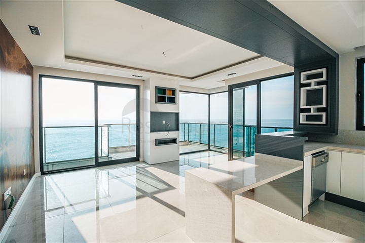 شقة فاخرة على البحر مباشرة - غرفتين وصالة -ضمن مجمع جديد - محمودلار / الانيا 