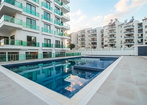 شقة فاخرة على البحر مباشرة - غرفتين وصالة -ضمن مجمع جديد - محمودلار / الانيا 