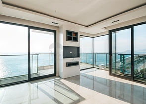 شقة فاخرة على البحر مباشرة - غرفتين وصالة -ضمن مجمع جديد - محمودلار / الانيا 