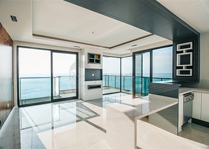 شقة فاخرة على البحر مباشرة - غرفتين وصالة -ضمن مجمع جديد - محمودلار / الانيا 