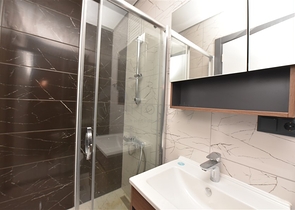 اطلالة بحر مباشرة -شقة غرفة وصالة ضمن مجمع جديد - في كارجيجاك / الانيا 