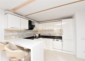 مجمع فاخر في مركز الانيا - شقة غرفتين وصالة مفروشة -قريبة من شاطئ كليوباترا 