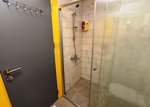 شقة انيقة  - غرفة وصالة مفروشة -ضمن مجمع حديث - في محمودلار / الانيا